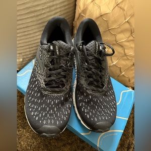 NWOT Brooks Glycerine 16